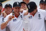 SYDNEY, AUSTRALIA - JANUARY 07:  Andrew Strauss of England and Alastair Cook of England celebrate with the Ashes urn after winning the test and the series during day five of the Fifth Ashes Test match between Australia and England at Sydney Cricket Ground on January 7, 2011 in Sydney, Australia.  (Photo by Tom Shaw/Getty Images)