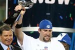 TAMPA, FL - FEBRUARY 01:  Quarterback Ben Roethlisberger #7 of the Pittsburgh Steelers celebrates with the Vince Lombardi trophy after the Steelers won 27-23 against the Arizona Cardinals during Super Bowl XLIII on February 1, 2009 at Raymond James Stadium in Tampa, Florida. (Photo by Al Bello/Getty Images)