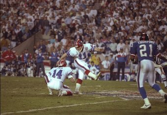 12 Jan 1991: Kicker Scott Norwood of the Buffalo Bills misses a 47-yard field goal wide right as time runs out to lose the game during Super Bowl XXV against the New York Giants at Tampa Stadium in Tampa, Florida. The Giants won the game, 20-19.