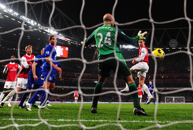 LONDON, ENGLAND - FEBRUARY 01:  Laurent Koscielny of Arsenal (R) beats Tim Howard of Everton to score their second goal during the Barclays Premier League match between Arsenal and Everton at the Emirates Stadium on February 1, 2011 in London, England.  (Photo by Mike Hewitt/Getty Images)