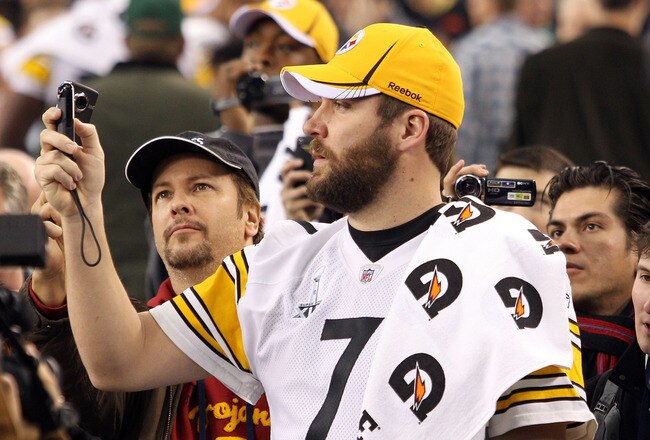 ARLINGTON, TX - FEBRUARY 01:  Quarterback Ben Roethlisberger #7 of the Pittsburgh Steelers uses his phone as he walks to the podium during Super Bowl XLV Media Day ahead of Super Bowl XLV at Cowboys Stadium on February 1, 2011 in Arlington, Texas. The Pittsburgh Steelers will play the Green Bay Packers in Super Bowl XLV on February 6, 2011 at Cowboys Stadium.  (Photo by Michael Heiman/Getty Images)