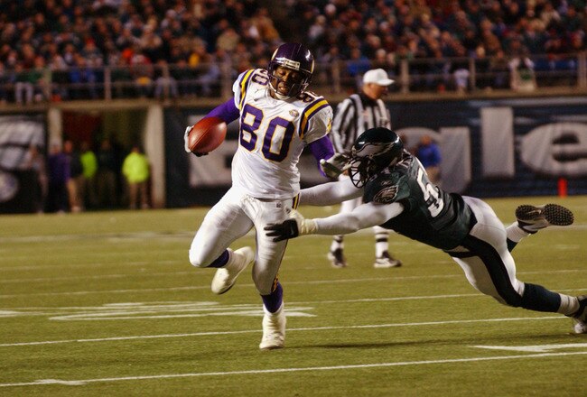 11 Nov 2001:  Chris Carter #80 wide receiver of the Minnesota Vikings escapes Jeremiah Trotter #54 linebacker of the Philadelphia Eagles in their game at Veterans Stadium in Philadelphia, Pennsylvania.  The Eagles won 48-17.  DIGITAL IMAGE    Mandatory Credit: Doug Pensinger/ALLSPORT