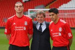 LIVERPOOL, ENGLAND - FEBRUARY 03:  Kenny Dalglish the manager of Liverpool stands between his new signings, Andy Carroll (l) and Luis Suarez (r) during a photocall at Anfield on February 3, 2011 in Liverpool, England.  (Photo by Alex Livesey/Getty Images)