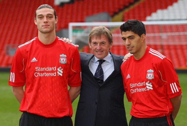 LIVERPOOL, ENGLAND - FEBRUARY 03:  Kenny Dalglish the manager of Liverpool stands between his new signings, Andy Carroll (l) and Luis Suarez (r) during a photocall at Anfield on February 3, 2011 in Liverpool, England.  (Photo by Alex Livesey/Getty Images)