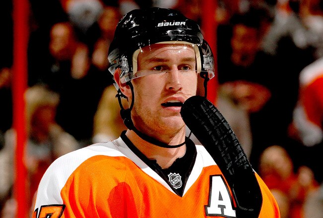 PHILADELPHIA, PA - JANUARY 25:  Jeff Carter #17 of the Philadelphia Flyers waits for a faceoff during an NHL hockey game against the Montreal Canadiens at the Wells Fargo Center on January 25, 2011 in Philadelphia, Pennsylvania.  (Photo by Paul Bereswill/Getty Images)