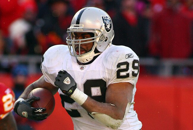 KANSAS CITY, MO - JANUARY 02:  Running back Michael Bush #29 of the Oakland Raiders runs down field in a game against the Kansas City Chiefs at Arrowhead Stadium on January 2, 2011 in Kansas City, Missouri.  (Photo by Tim Umphrey/Getty Images)