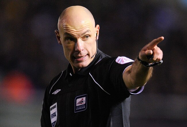 BIRMINGHAM, ENGLAND - JANUARY 26: Referee Howard Webb gives a decision during the Carling Cup Semi Final Second Leg match between Birmingham City and West Ham United at St Andrews on January 26, 2011 in Birmingham, England.  (Photo by Michael Regan/Getty Images)