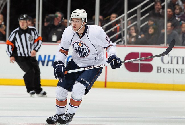 ANAHEIM, CA - NOVEMBER 21:  Magnus Paajarvi #91 of the Edmonton Oilers skates against the Anaheim Ducks at the Honda Center on November 21, 2010 in Anaheim, California.  (Photo by Jeff Gross/Getty Images)