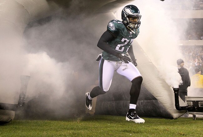 PHILADELPHIA, PA - DECEMBER 02:  Quintin Mikell #27 of the Philadelphia Eagles takes the field during player introductions against the Houston Texans at Lincoln Financial Field on December 2, 2010 in Philadelphia, Pennsylvania.  (Photo by Jim McIsaac/Getty Images)