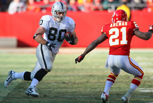 KANSAS CITY, MO - JANUARY 02:  Tight end Zach Miller #80 of the Oakland Raiders runs down field while defended by cornerback Javier Arenas #21 of the Kansas City Chiefs in a game at Arrowhead Stadium on January 2, 2011 in Kansas City, Missouri.  (Photo by Tim Umphrey/Getty Images)