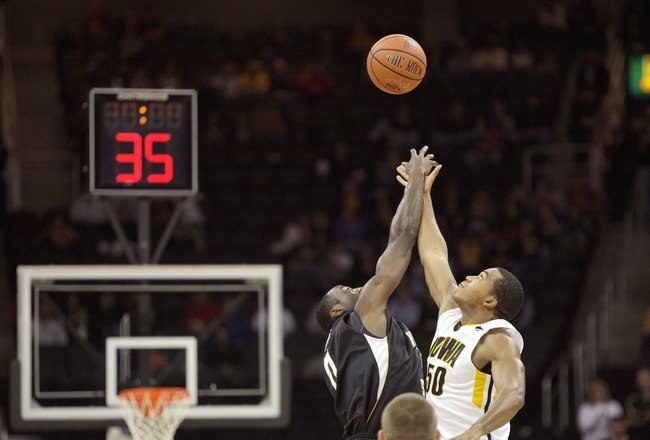 KANSAS CITY, MO - NOVEMBER 24:  Aaron Ellis #0 of the Wichita State Shockers tips the ball against Jarryd Cole #50 of the Iowa Hawkeyes during the CBE Classic consolation game on November 24, 2009 at Sprint Center in Kansas City, Missouri. (Photo by: Jamie Squire/Getty Images)