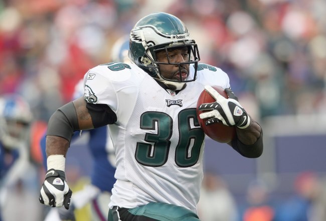 EAST RUTHERFORD, NJ - DECEMBER 7:  Brian Westbrook #36 of the Philadelphia Eagles carries the ball against the New York Giants at Giants Stadium on December 7, 2008 in East Rutherford, New Jersey. (Photo by Nick Laham/Getty Images)