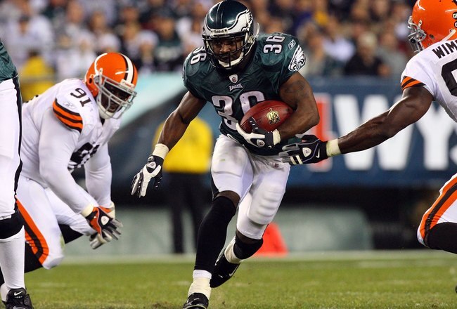 PHILADELPHIA - DECEMBER 15:  Brian Westbrook #36 of the Philadelphia Eagles runs with the ball against the Cleveland Browns on December 15, 2008 at Lincoln Financial Field in Philadelphia, Pennsylvania.  (Photo by Jim McIsaac/Getty Images)