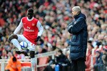 LONDON, ENGLAND - JANUARY 30:  Arsene Wenger the Arsenal manager looks on as Emmanuel Eboue of Arsenal controls the ball during the FA Cup sponsored by E.ON fourth round match between Arsenal and Huddersfield Town at The Emirates Stadium on January 30, 2011 in London, England.  (Photo by Clive Mason/Getty Images)