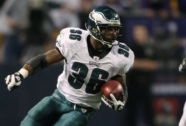 MINNEAPOLIS - JANUARY 04:   Brian Westbrook #36 of the Philadelphia Eagles carries the ball for a 71 yard touchdown as Fred Evans #90 and Chad Greenway #52 of the Minnesota Vikings defend during the NFC Wild Card playoff game on January 4, 2009 at the Hubert H. Humphrey Metrodome in Minneapolis, Minnesota. The Eagles defeated the Vikings 26-14.(Photo by Elsa/Getty Images)