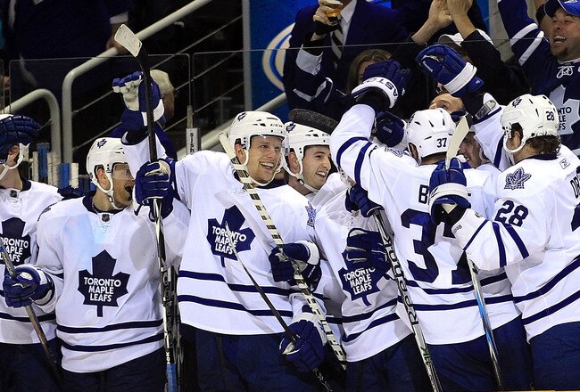 SAN JOSE, CA - JANUARY 11:  The Toronto Maple Leafs bench celebrates an empty net goal in the final minute of their victory over the San Jose Sharks at HP Pavilion on January 11, 2011 in San Jose, California.  (Photo by Ezra Shaw/Getty Images)