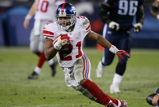 NASHVILLE, TN - NOVEMBER 26:  Tiki Barber #21 of the New York Giants runs the ball against the Tennessee Titans during their game on November 26, 2006 at LP Field in Nashville, Tennessee.  (Photo by Jim McIsaac/Getty Images)