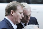 WASHINGTON, DC - MARCH 11:  NFL Commissioner Roger Goodell (L) confers with Dallas Cowboys owner Jerry Jones (2nd L) as they depart after failing to reach an agreement in labor talks at the Federal Mediation and Conciliation Service building March 11, 2011 in Washington, DC. Representatives from the National Football League (NFL) and National Football League Players' Association (NFLPA) continue to negotiate a labor dispute as a deadline looms at the end of a 7 day extension of talks.  (Photo by Jonathan Ernst/Getty Images)