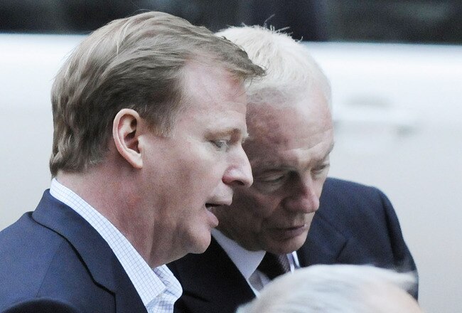WASHINGTON, DC - MARCH 11:  NFL Commissioner Roger Goodell (L) confers with Dallas Cowboys owner Jerry Jones (2nd L) as they depart after failing to reach an agreement in labor talks at the Federal Mediation and Conciliation Service building March 11, 2011 in Washington, DC. Representatives from the National Football League (NFL) and National Football League Players' Association (NFLPA) continue to negotiate a labor dispute as a deadline looms at the end of a 7 day extension of talks.  (Photo by Jonathan Ernst/Getty Images)