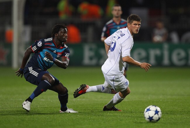 LYON, FRANCE - SEPTEMBER 14:  Pape Diakhate (L) of Lyon feeds a pass as Klaas-Jan Huntelaar looks on during the UEFA Champions League Group B match between Olympique Lyonnais and FC Schalke 04 at the Stade de Gerland on September 14, 2010 in Lyon, France.  (Photo by Michael Steele/Getty Images)