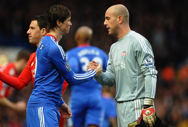 LONDON, ENGLAND - FEBRUARY 06:  Fernando Torres of Chelsea shakes hands with former team mate Pepe Reina of Liverpool prior to the Barclays Premier League match between Chelsea and Liverpool at Stamford Bridge on February 6, 2011 in London, England.  (Photo by Laurence Griffiths/Getty Images)