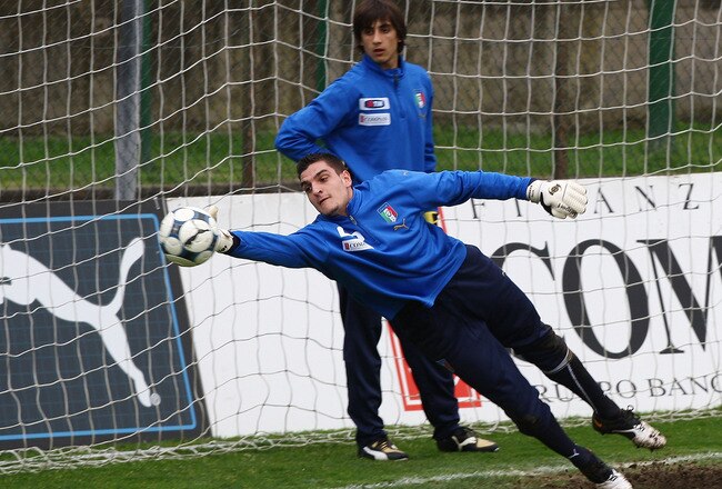 ROME - MARCH 01: Vito Mannone the goalkeeper of Under 21 in action as Mattia Perin (UP) looks on during Italy U21 training at Sport Center La Borghesiana on March 1, 2010 in Rome, Italy.  (Photo by Paolo Bruno/Getty Images)