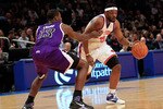 NEW YORK, NY - JANUARY 14: Bill Walker #5 of the New York Knicks drives against Tyreke Evans #13 of the Sacramento Kings at Madison Square Garden on January 14, 2011 in New York City. NOTE TO USER: User expressly acknowledges and agrees that, by downloading and or using this photograph, User is consenting to the terms and conditions of the Getty Images License Agreement. The Kings defeated the Knicks 93-83. (Photo by Chris Trotman/Getty Images)