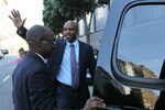 SAN FRANCISCO, CA - MARCH 31:  Former Major League Baseball player Barry Bonds waves to supporters as he leaves federal court at the end of the day on March 31, 2011 in San Francisco, California. Barry Bonds' perjury trial accusing him of lying to a grand jury about his use of performance enhancing drugs when he played for the San Francisco Giants wraps up its second week. The trial is expected to last two to four weeks.  (Photo by Justin Sullivan/Getty Images)