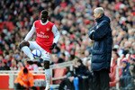 LONDON, ENGLAND - JANUARY 30:  Arsene Wenger the Arsenal manager looks on as Emmanuel Eboue of Arsenal controls the ball during the FA Cup sponsored by E.ON fourth round match between Arsenal and Huddersfield Town at The Emirates Stadium on January 30, 2011 in London, England.  (Photo by Clive Mason/Getty Images)
