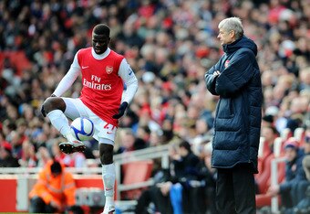 LONDON, ENGLAND - JANUARY 30:  Arsene Wenger the Arsenal manager looks on as Emmanuel Eboue of Arsenal controls the ball during the FA Cup sponsored by E.ON fourth round match between Arsenal and Huddersfield Town at The Emirates Stadium on January 30, 2011 in London, England.  (Photo by Clive Mason/Getty Images)