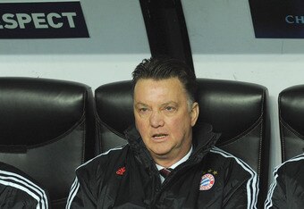 MILAN, ITALY - FEBRUARY 23:  FC Bayern Muenchen head ccoach Louis van Gaal (C) sits on the bench prior to the UEFA Champions League round of 16 first leg match between Inter Milan v FC Bayern Muenchen on February 23, 2011 in Milan, Italy.  (Photo by Valerio Pennicino/Getty Images)