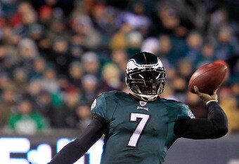 PHILADELPHIA, PA - JANUARY 09:  Michael Vick #7 of the Philadelphia Eagles scrambles against the Green Bay Packers during the 2011 NFC wild card playoff game at Lincoln Financial Field on January 9, 2011 in Philadelphia, Pennsylvania.  (Photo by Chris Trotman/Getty Images)