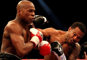 LAS VEGAS - MAY 01: (L-R) Floyd Mayweather Jr. in action against Shane Mosley during their welterweight fight at the MGM Grand Garden Arena on May 1, 2010 in Las Vegas, Nevada. (Photo by Jed Jacobsohn/Getty Images)
