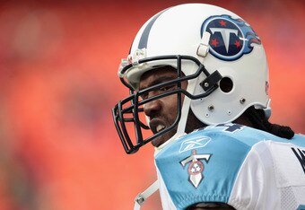 KANSAS CITY, MO - DECEMBER 26:  Receiver Randy Moss #84 of the Tennessee Titans warms up prior to the start of the game against the Kansas City Chiefs on December 26, 2010 at Arrowhead Stadium in Kansas City, Missouri.  (Photo by Jamie Squire/Getty Images)