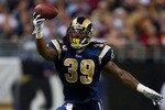 ST. LOUIS, MO - DECEMBER 26: Steven Jackson #39 of the St. Louis Rams catches a pass against the San Francisco 49ers at the Edward Jones Dome on December 26, 2010 in St. Louis, Missouri. The Rams beat the 49ers 25-17. (Photo by Dilip Vishwanat/Getty Images)