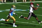 PASADENA, CA - SEPTEMBER 05:  Vincent Brown #80 of San Diego State catches a pass from teamate against the UCLA Bruins at Rose Bowl on September 5, 2009 in Pasadena, California.  (Photo by Jacob de Golish/Getty Images)