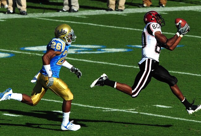 PASADENA, CA - SEPTEMBER 05:  Vincent Brown #80 of San Diego State catches a pass from teamate against the UCLA Bruins at Rose Bowl on September 5, 2009 in Pasadena, California.  (Photo by Jacob de Golish/Getty Images)