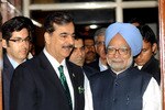 MOHALI, INDIA - MARCH 30:  Indian Prime Minister Manmohan Singh (R) and Pakistan Prime Minister Yousuf Raza Gilani (C) arrive for a dinner hosted by the Indian Prime Minister on the sidelines of the 2011 ICC World Cup second Semi-Final between India and Pakistan at Punjab Cricket Association (PCA) Stadium on March 30, 2011 in Mohali, India.  (Photo by Raveendran-Pool/Getty Images)