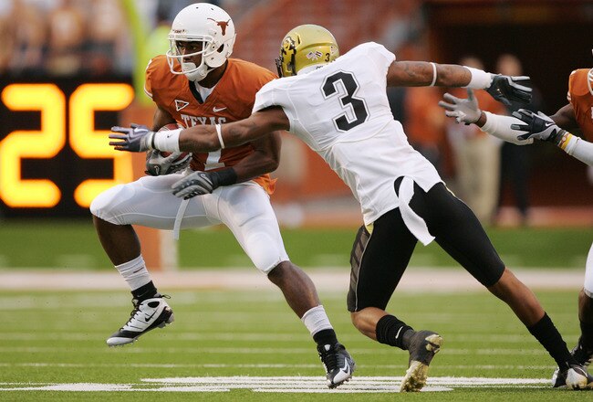 AUSTIN, TX - OCTOBER 10: Wide receiver John Chiles #7 of the Texas Longhorns makes a quick cut after catching a pass against cornerback Jimmy Smith #3 of the Colorado Buffaloes in the first quarter on October 10, 2009 at Darrell K Royal-Texas Memorial Stadium in Austin, Texas. (Photo by Brian Bahr/Getty Images)