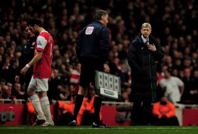 LONDON, ENGLAND - FEBRUARY 23:  Arsene Wenger (R) manager of Arsenal looks on as Cesc Fabregas (L) of Arsenal leaves the pitch injured during the Barclays Premier League match between Arsenal and Stoke City at the Emirates Stadium on February 23, 2011 in London, England.  (Photo by Shaun Botterill/Getty Images)