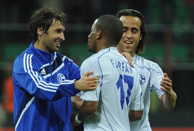 MILAN, ITALY - APRIL 05:  Raul (L), Jefferson Farfan (C) and Ali Karimi of Schalke 04 celebrate victory at the end of the UEFA Champions League Quarter Final match between FC Internazionale Milano and Schalke 04 at San Siro Stadium on April 5, 2011 in Milan, Italy.  (Photo by Valerio Pennicino/Getty Images)