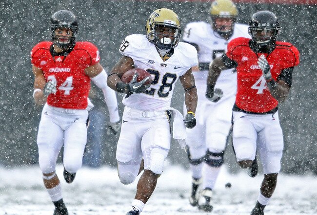 CINCINNATI, OH - DECEMBER 04:  Dion Lewis #28 of the Pittsburgh Panthers runs for a touchdown during the Big East Conference game against the Cincinnati Bearcats at Nippert Stadium on December 4, 2010 in Cincinnati, Ohio.  Pittsburgh won 28-10.  (Photo by Andy Lyons/Getty Images)