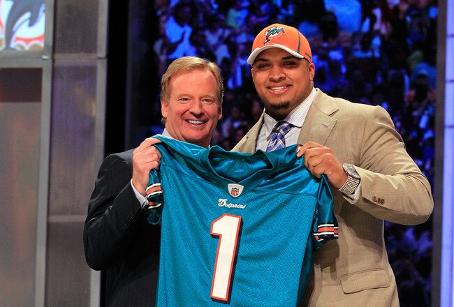 NEW YORK, NY - APRIL 28:  NFL Commissioner Roger Goodell poses for a photo with Mike Pouncey, #15 overall pick by the Miami Dolphins, on stage during the 2011 NFL Draft at Radio City Music Hall on April 28, 2011 in New York City.  (Photo by Chris Trotman/Getty Images)