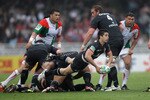 SAN SEBASTIAN, SPAIN - APRIL 10:  Davis Bezy of Toulouse passes the ball during the Heineken Cup quarter final match between Biarritz Olympic and Toulouse at Estadio Anoeta on April 10, 2011 in San Sebastian, Spain.  (Photo by David Rogers/Getty Images)