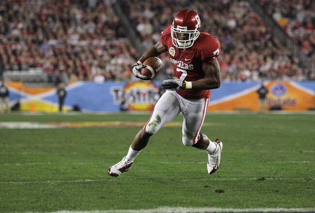 GLENDALE, AZ - JANUARY 01:  DeMarco Murray #7 of the Oklahoma Sooners runs the football to score a touchdown in the first quarter against the Connecticut Huskies during the Tostitos Fiesta Bowl at the Universtity of Phoenix Stadium on January 1, 2011 in Glendale, Arizona.  (Photo by Ronald Martinez/Getty Images)