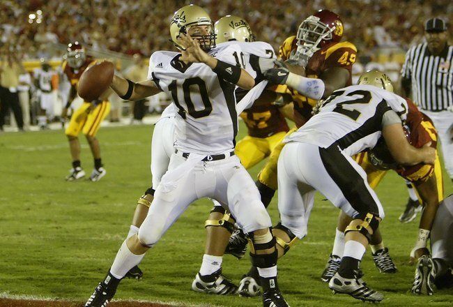 LOS ANGELES - SEPTEMBER 1:  Idaho quarterback Nathan Enderle #10 passes against USC at the Los Angeles Memorial Coliseum on September 1, 2007 in Los Angeles, California. The Vandals were defeated by the top-ranked Trojans won 38-10. (Photo by Kevin Terrell/Getty Images)
