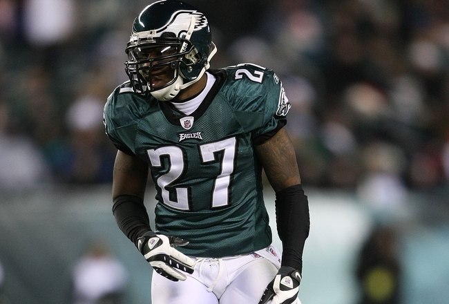 PHILADELPHIA - DECEMBER 20:  Quintin Mikell #27 of the Philadelphia Eagles Eagles lines up against the San Francisco 49ers at Lincoln Financial Field on December 20, 2009 in Philadelphia, Pennsylvania.  (Photo by Nick Laham/Getty Images)
