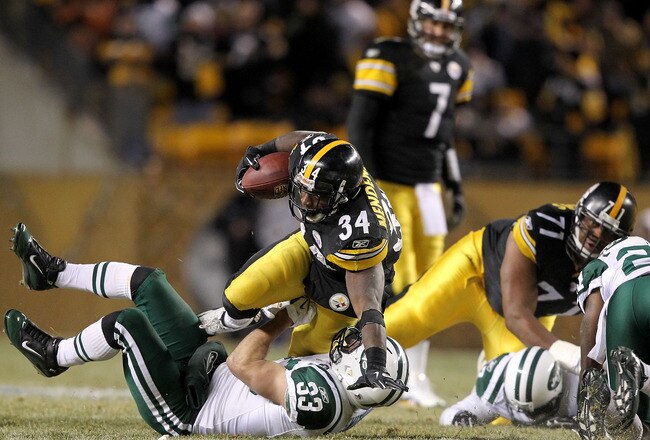 PITTSBURGH, PA - JANUARY 23:  Running back Rashard Mendenhall #34 of the Pittsburgh Steelers runs with the ball against Eric Smith #33 of the New York Jets during the 2011 AFC Championship game at Heinz Field on January 23, 2011 in Pittsburgh, Pennsylvania. The Steelers won 24-19.  (Photo by Al Bello/Getty Images)
