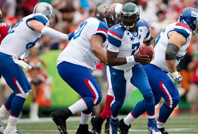 HONOLULU - JANUARY 30: Michael Vick #7 of the NFC Philadelphia Eagles looks for an open receiver during the 2011 NFL Pro Bowl at Aloha Stadium on January 30, 2011 in Honolulu, Hawaii. NFC won 55-41 over the AFC. (Photo by Kent Nishimura/Getty Images)