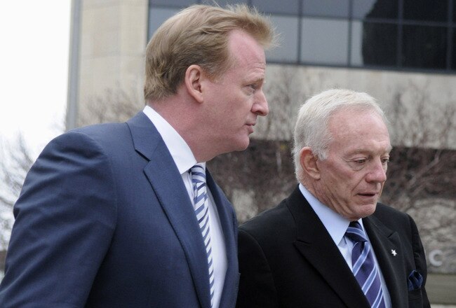 MINNEAPOLIS, MN - APRIL 19: NFL Commissioner Roger Goodell (L) and NFL owner Jerry Jones of the Dallas Cowboys arrive for court-ordered mediation at the U.S. Courthouse on April 19, 2011 in Minneapolis, Minnesota. Mediation was ordered after a hearing on an antitrust lawsuit filed by NFL players against the NFL owners after labor talks between the two broke down last month. (Photo by Hannah Foslien /Getty Images)